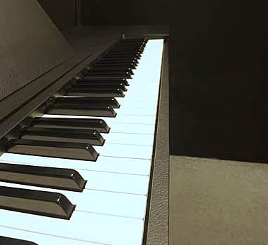 pop piano lessons - music-studio-with-digital-piano